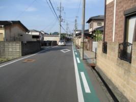 交通安全の向上を図る、路側帯のカラー舗装施工事業で整備された道路の写真