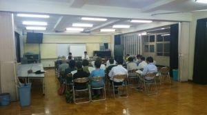 避難行動要支援者支援事業において、要支援者に説明を行っている様子の写真