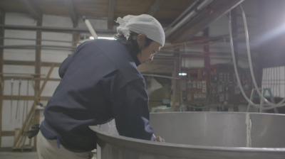 日本酒製造のための酒母つくりの作業をしている写真