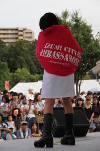 いずみの国グルメグランプリにて行われた、小出夏花さんのライブを後ろから撮影した写真