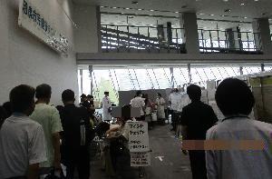 薬剤師会コーナーで各種測定や相談を受ける来場者たちの写真