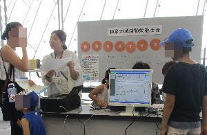 和泉地域活動栄養士会コーナーで行われていたSATシステムによる食事診断を受けている写真