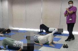 柔道整復師会コーナーで、ストレッチポールを使った運動をしている参加者の写真