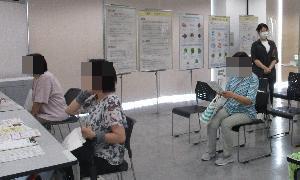 保健所館内給食研究会の栄養相談コーナーに来場されている写真