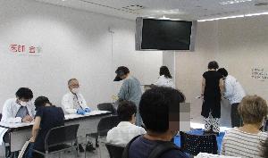 医師会コーナーで、色々な健康チェックを受ける来場者たちの写真