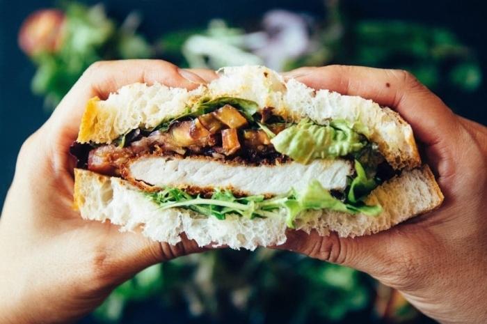 グルメグランプリにて準グランプリとなったANTIQUA TREE CAFE「泉州野菜のマリアージュ 特製ポークカツサンド」の写真
