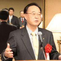 式典での挨拶をする、岸脇淳介和泉商工会議所名誉会頭の写真