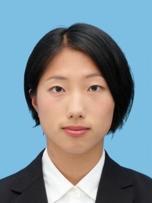 スーツ姿で正面より撮影された泉谷莉子さんの顔写真