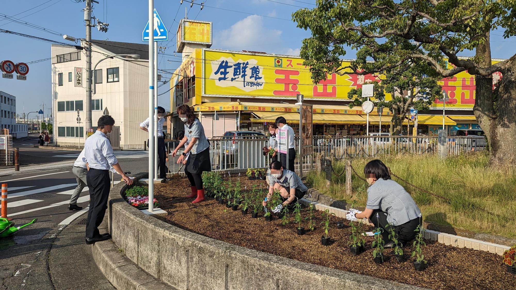 令和5年5月31日信太山駅前ロータリー植樹の様子