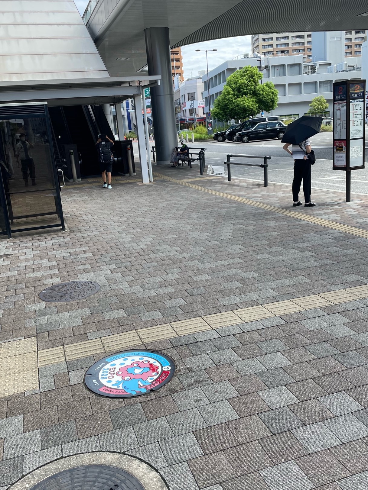 和泉府中駅前万博マンホール風景