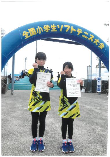 賞状をもってガッツポーズをするおおじさんとさわいさん