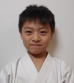 第6回近畿少年少女空手道選手権大会に出場した道着姿の栗林克弥さんの写真