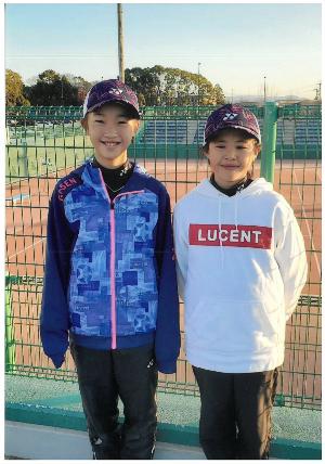 テニスコートの前に並んで立つ房野さんと脇田さん