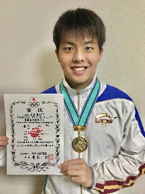 賞状を持った金谷駿さん