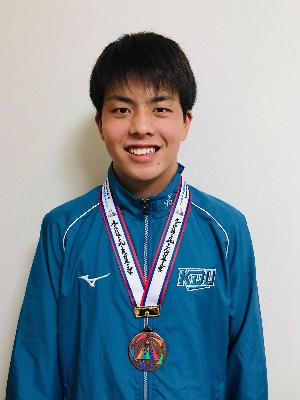 メダルを首にかけた金谷さん