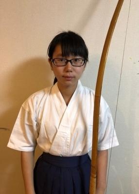 福井しあわせ元気国体2018弓道競技で優勝した弓道着姿の篠原華凜さんの写真