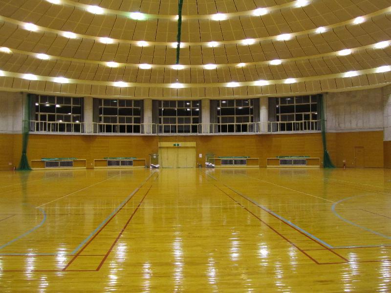 バスケットボールコートを2面分をとれる広さがある体育室の写真