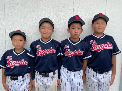 ユニフォーム姿で並ぶ選手たち