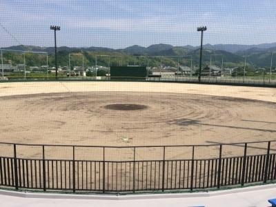 関西トランスウェイスポーツスタジアムの野球場をホーム外から撮影した写真