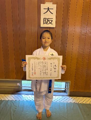 賞状を持つ植田千紗子さん