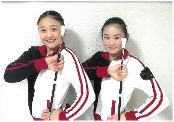 バトンを持つ山田さんと山崎さん