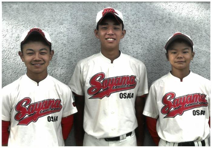 第26回ヤングリーグ選手権中学部大会に出場した、光明台中3年の林歩夢さん、光明台中3年の鹿熊大誠さん、光明台中2年の黒岩隼嵩さんがユニフォーム姿で並んでいる写真