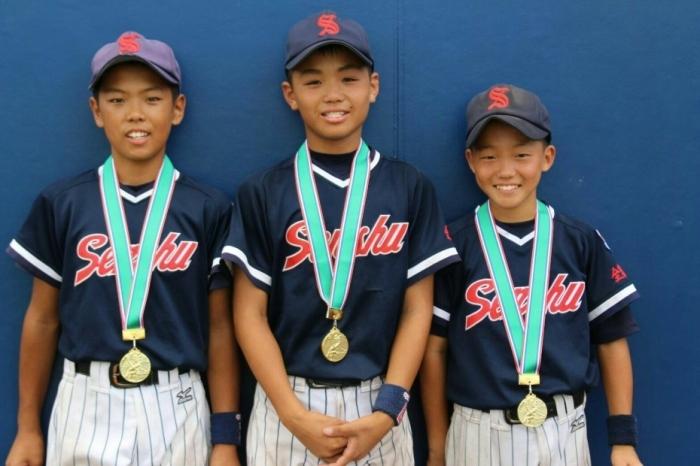 それぞれ優勝メダルを首にかけている中塚遥翔さん、藤原壮汰さん、吉川侃助さんの写真