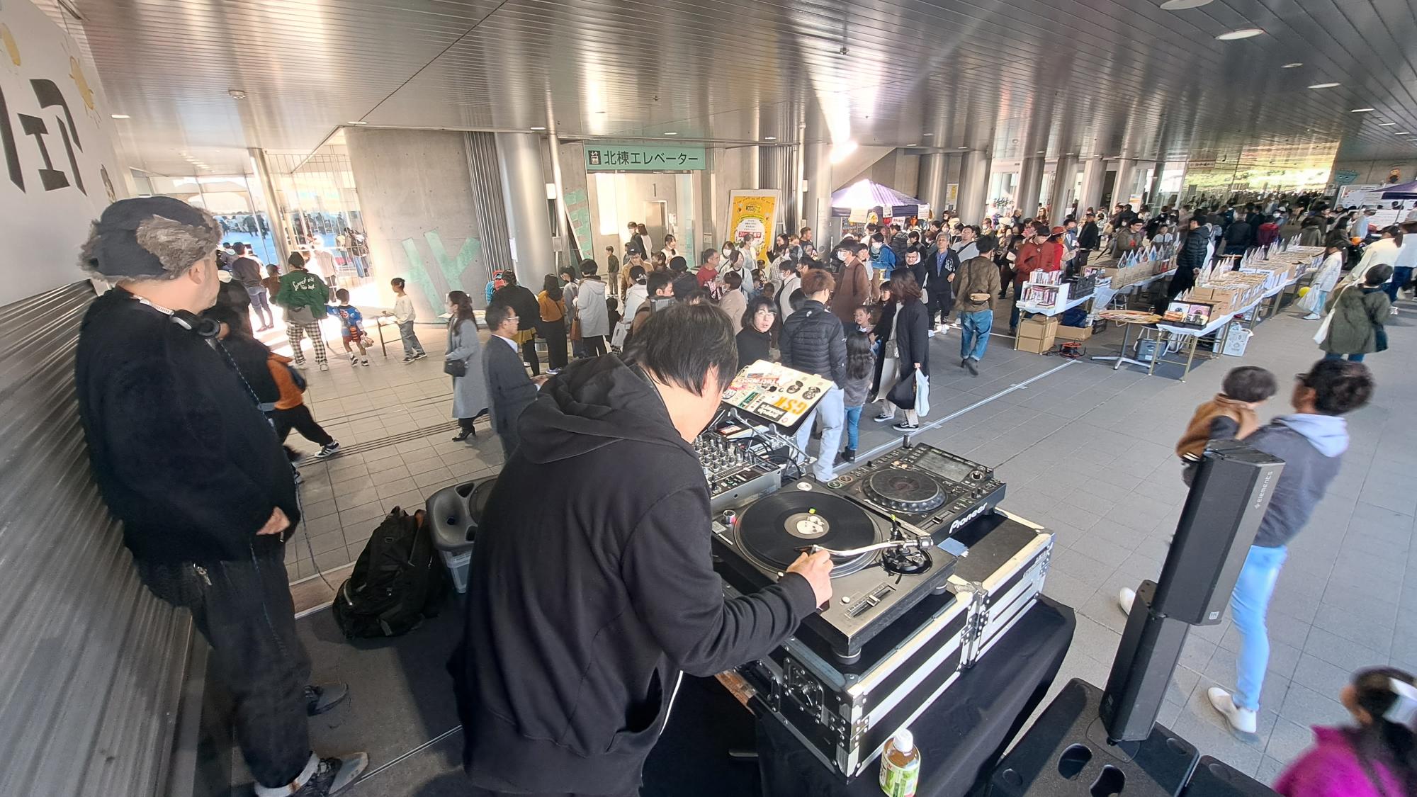 DJブースとイベントの様子