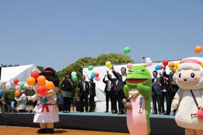 池上曽根遺跡のあらたなる萌をめざして関係者等により風船を飛ばした様子