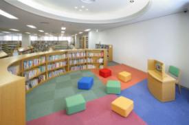 和泉図書館内にある『和泉絵本コーナー』をコーナー外から撮影した写真