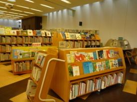 シティプラザ図書館の館内にある本棚を撮影した写真