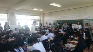 教師研修会にて、話し合いを進めている参加者たちの写真