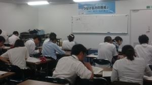 授業づくりセミナーにて、課題に取り組む参加者の写真