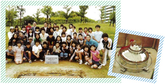 市制施行50周年記念のタイムカプセル埋設時の集合写真及びタイムカプセル本体の写真