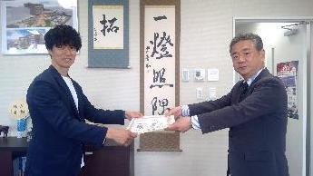 大槻教育長がマクドナルド株式会社フランチャイジー 株式会社フルグラッド 代表取締役 半田裕也様へ感謝状を渡している写真