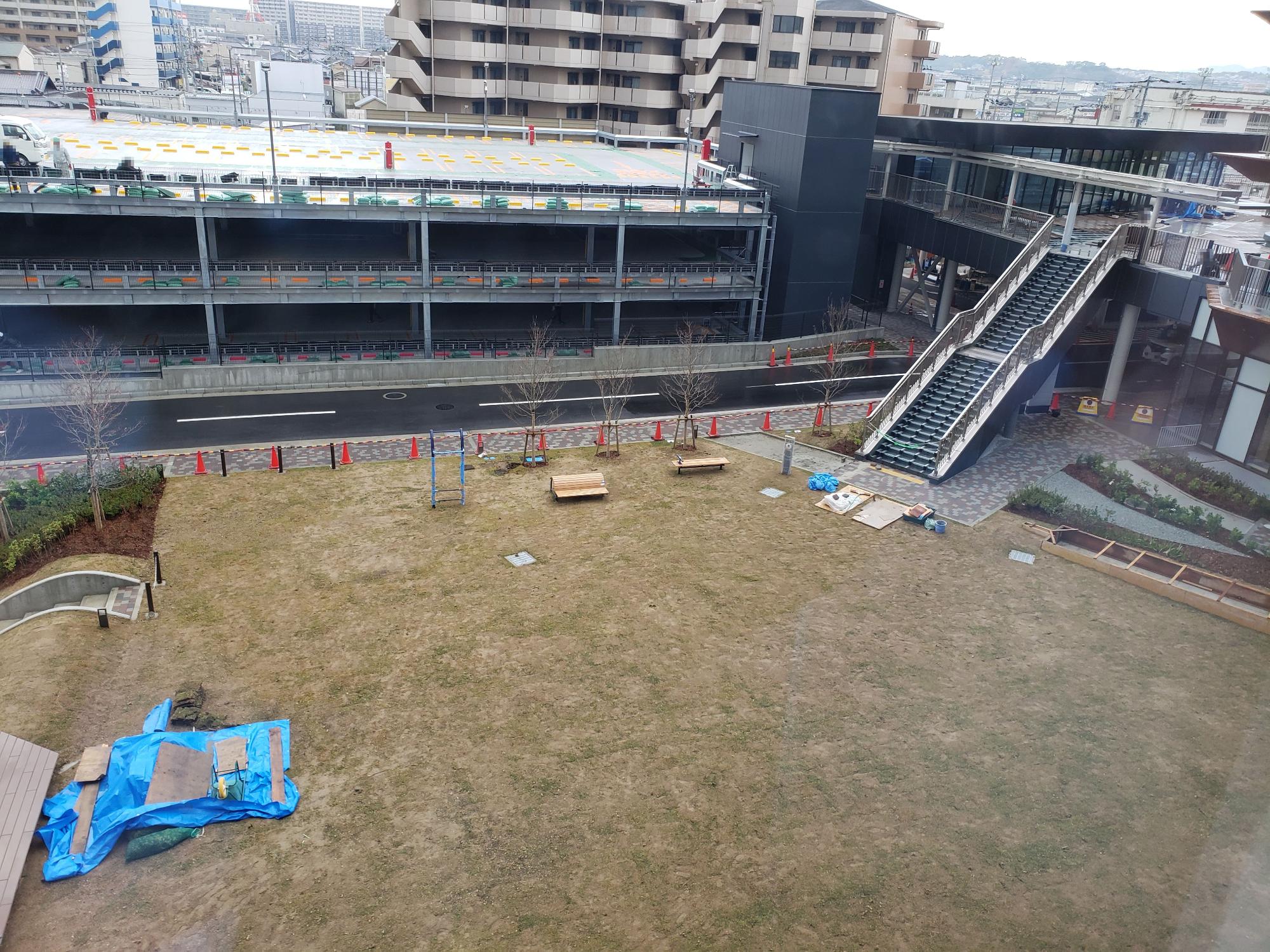 広場と立体駐車場など