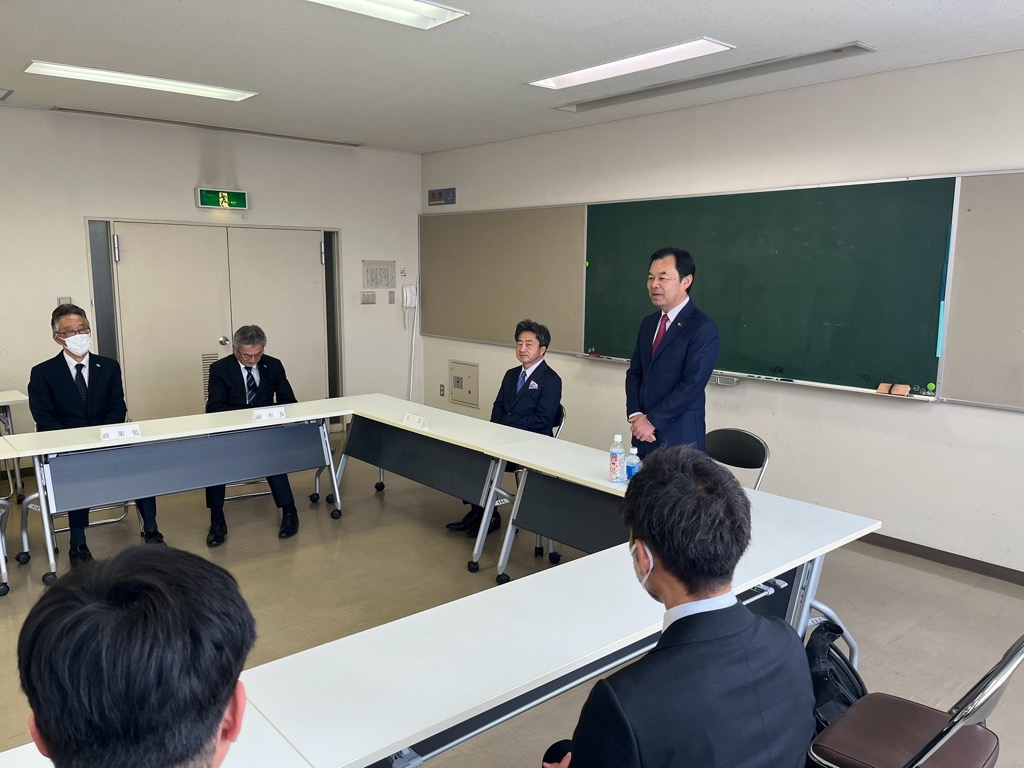 視察中の会談の様子