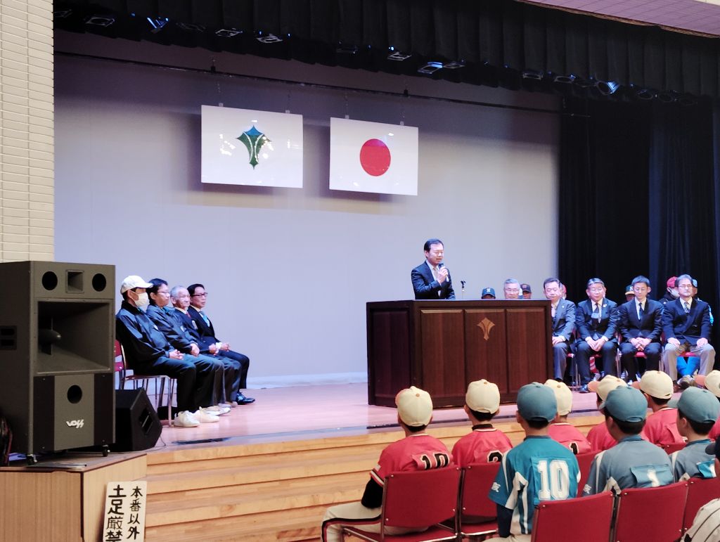 和泉市少年軟式野球の合同卒団式での市長挨拶の様子