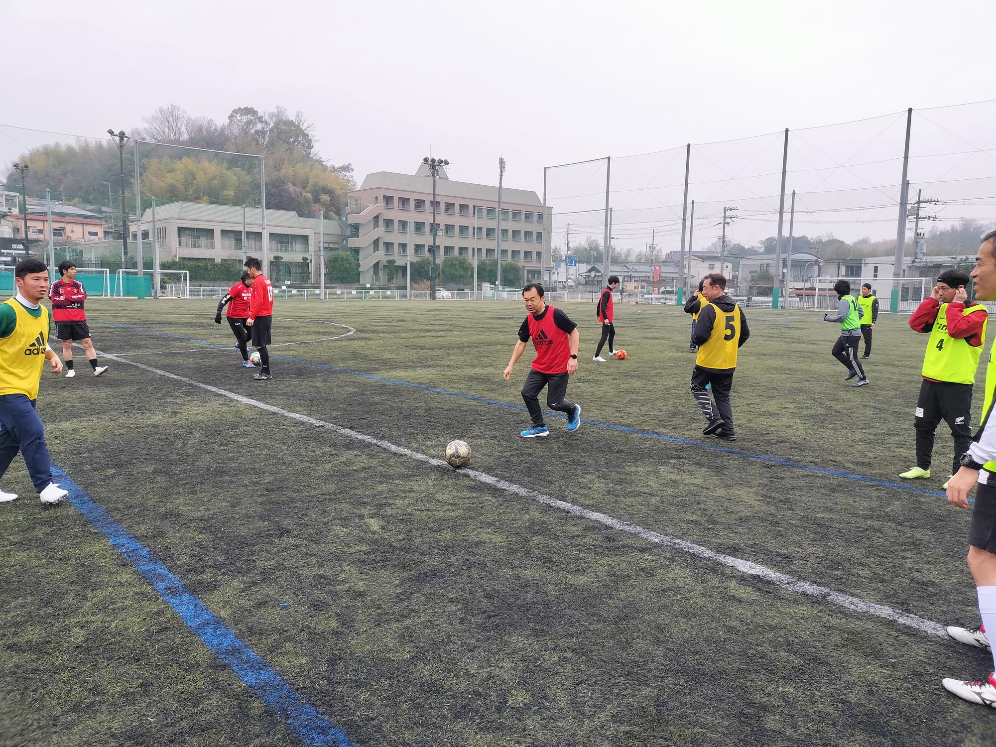 デフサッカーを体験している様子
