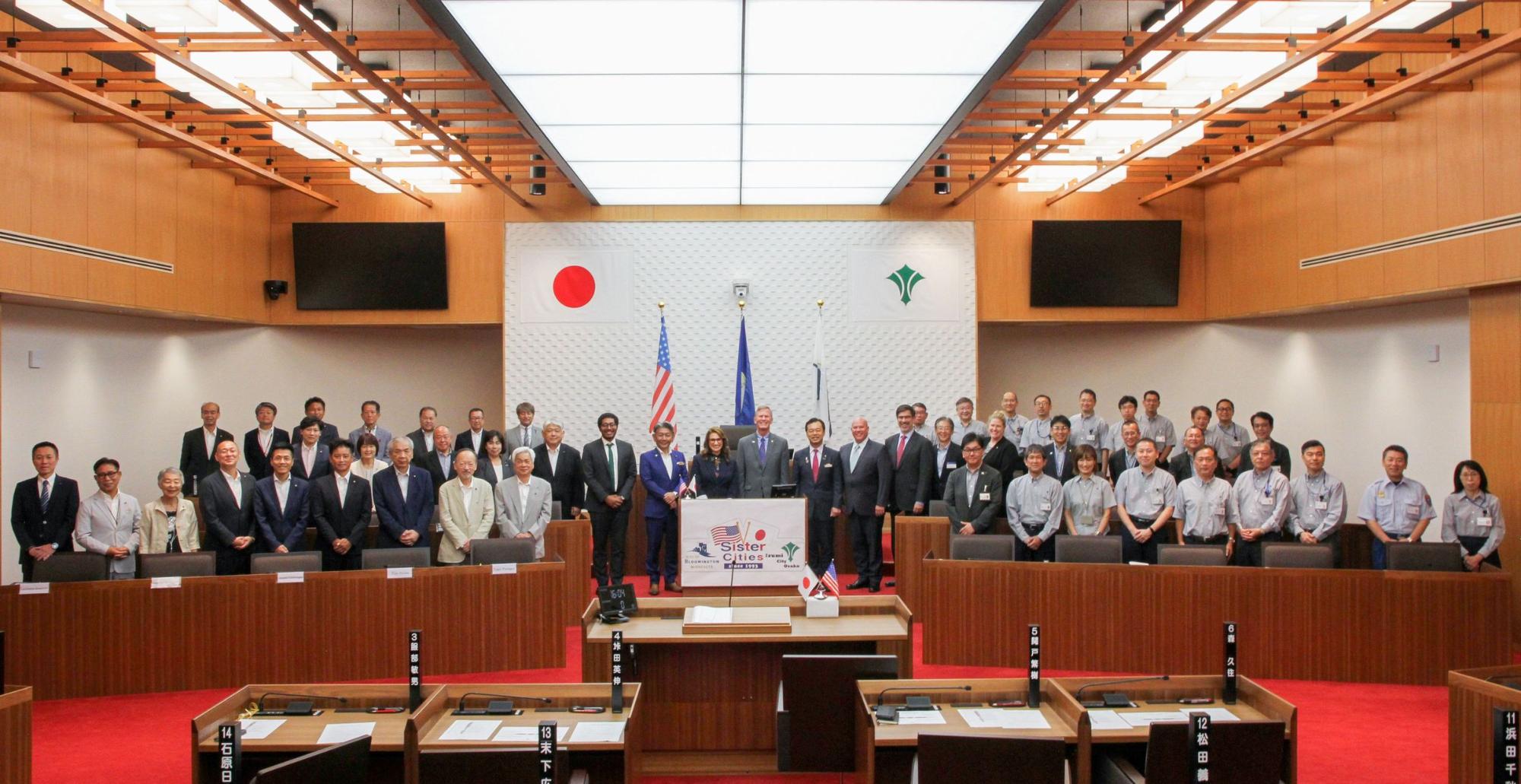 議場にて集合写真