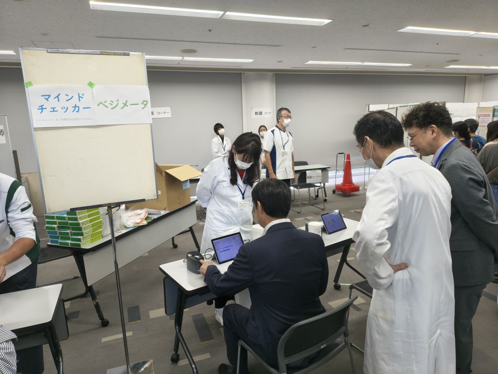 健康まつりでブース体験中の市長
