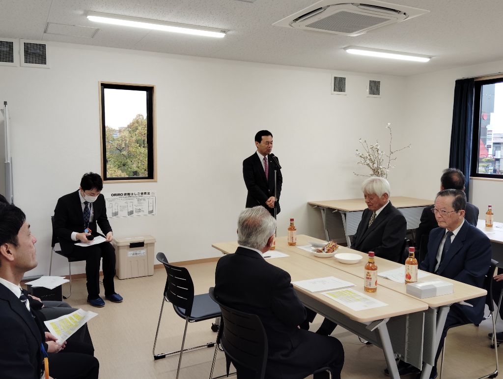 国府老人集会所竣工式での市長挨拶の様子