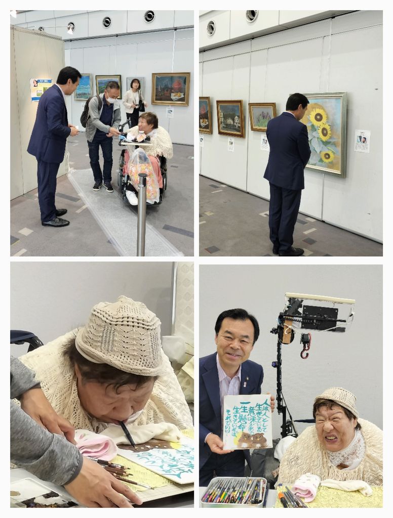 和泉絵画展口と足で描いた絵を鑑賞する様子