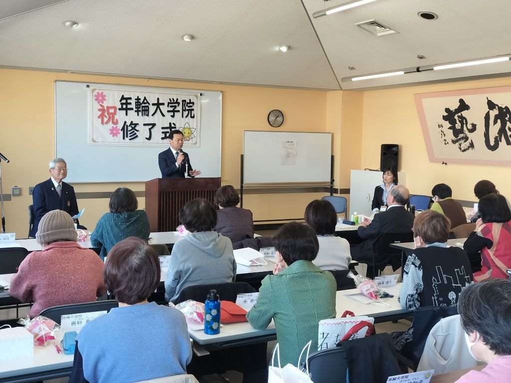 年輪大学院修了式での市長挨拶の様子
