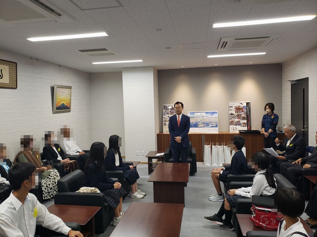 社会を明るくする運動作文コンテストの優秀賞に入選された児童・生徒とのご歓談の様子