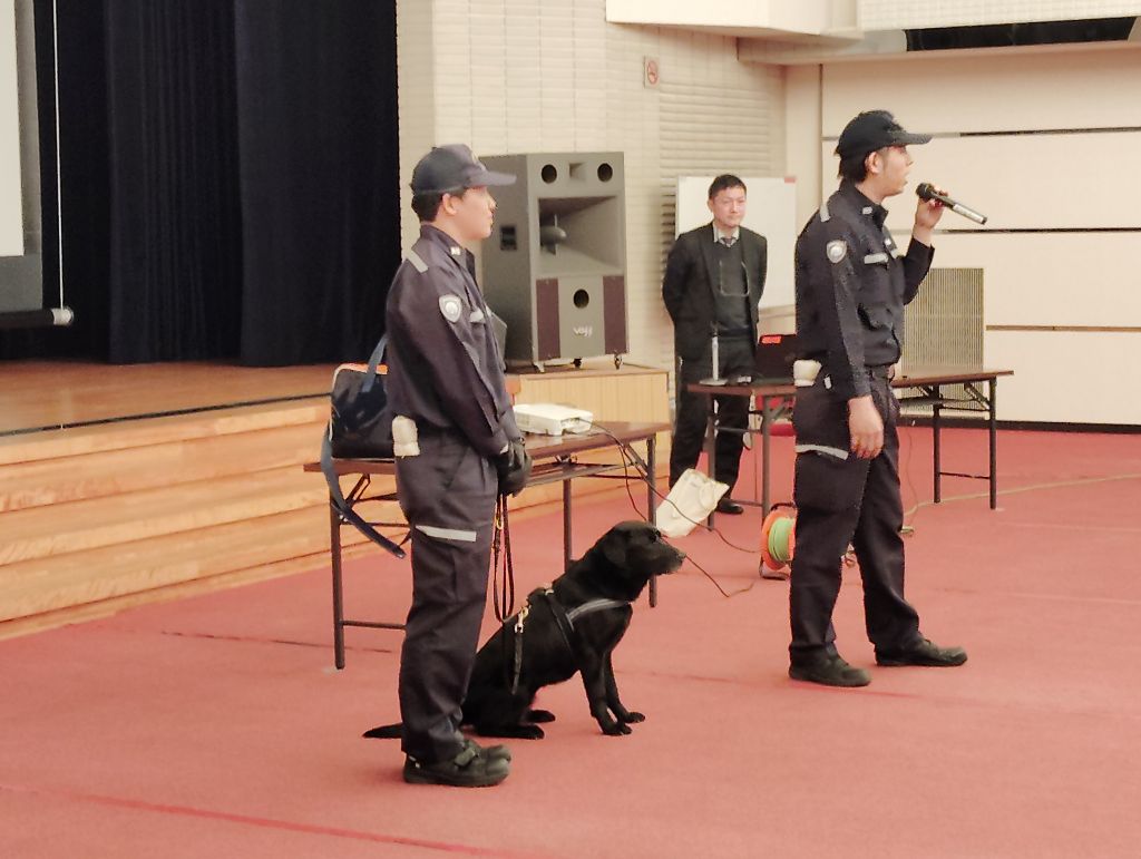 和泉市青少年指導員協議会での麻薬探知犬実演の様子
