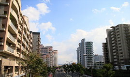 和泉市の街並みと空の写真