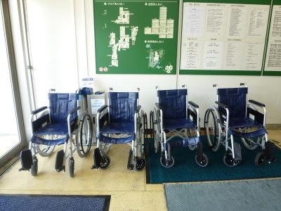 市立病院外来・病棟用に購入され、用いられる車椅子が並んでいる写真