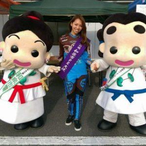 飯端美樹さんと、和泉市キャラクター「コダイくん」「ロマンちゃん」が一緒に写った写真