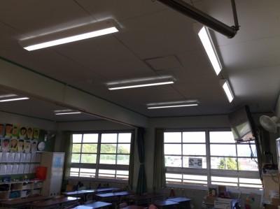 照明器具を点灯させた教室の天井の写真